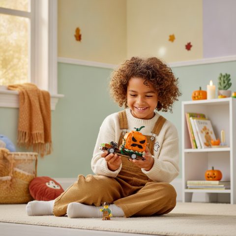 LEGO Pickup mit Kürbis im Kinderzimmer zu Halloween