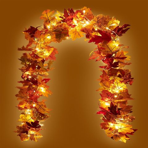 Herbstgirlande mit Ahornblättern und warmweißen LEDs