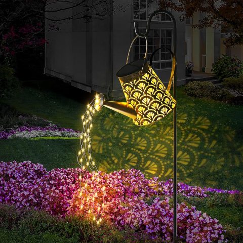 Schöne Gießkanne mit Lichterregen für Garten und Terrasse
